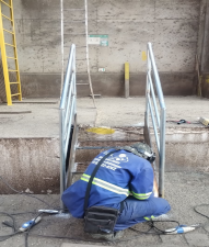 Solda em degraus de grade metálica