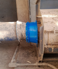 Instalação de duto industrial azul