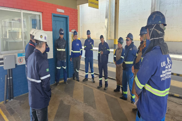 Serviço de solda em ambiente industrial